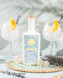 Flasche der preisgekrönten Palma Gin mit Gin & Tonic in Palma-Gin-Gläsern