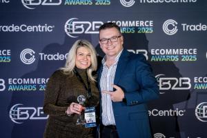 Courtney Thompson from Cameron Ashley Building Products accepts Best Customer Adoption Strategy award at the 2025 B2B eCommerce Industry Awards; pictured with Jason Greenwood from B2BEA.
