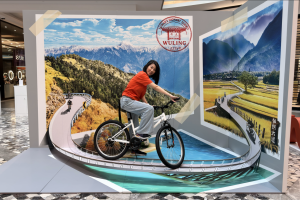 The wall recreated Taiwan’s “Cycling Around the Island” scenery, combining postcard-like visuals of Chishang’s rice fields, Sun Moon Lake, and the Wuling mountain pass. Guests posed within this immersive backdrop, enjoying a taste of Taiwan’s scenic cycli