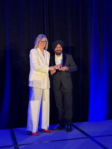 Dr. Paul Ghotra receiving the IDC CIO Award on behalf of CIMtech Green Energy, recognizing the company’s achievements in technology leadership and innovation in the hydrogen industry.