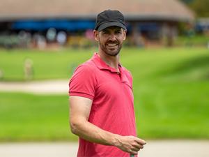 Frank Spitzer, founder of Pelecanus SAS, standing on the golf course El Rincón, ready to play.