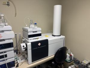 (Lot 71) Agilent Technologies Accurate-Mass Q-TOF LC/MS Spectrometer, Model# G530A, Serial# US10162003, Includes: 1260 Infinity HPLC, G1310B 1260 Iso Pump, and Vacuum Pumps