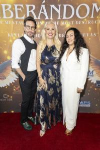 Hazel Ortega alongside Rodrigo Cuevas (left) and Keyla Wood (right), actors of the play, at the Liberándome premiere red carpet.