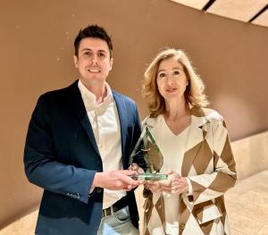 Laura Urquizu, CEO and President of Red Points, and Kike Castello, CTO, holding the 2025 AWS Award