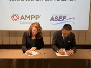 Jennifer Merck, AMPP Vice President of Maritime, and Takuya Minato, ASEF Secretary General, sign a global cooperation agreement.