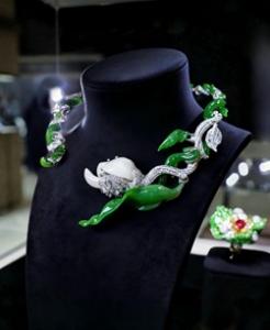 The Magnolia Necklace in Hetian Jade and Titanium,  interlacing motifs of jade carving.  Enhanced by the traditional Chinese “gold-inlaid jade” technique, the piece offers both a creative homage to the historic “jade and silk exchanges” of the Silk Road craft.