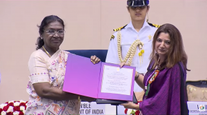 Shilpi Kapoor receiving the National Award from the President