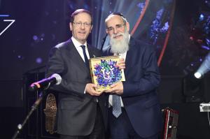 Kalman Samuels, Founder and President of Shalva, presents the Shalva Award to Israeli President Isaac Herzog.