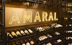 Interior elegante de Amaral en Polanco con iluminación cálida, decoración contemporánea y montaje de mesa estilo mediterráneo.