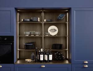 The new RAVENNA LACK frame front combines a classic country house look with modern value. With its 22 mm thick support panel, it is particularly robust and durable. The side cabinet line in Blueberry soft matt is an eye-catcher, while open shelves in Noce