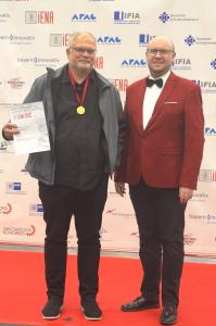 Klaus Schlageter receiving a gold medal at an award ceremony for his energy-optimized tool holder