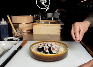 Restaurante japonés en Polanco con menú navideño y ambiente sofisticado para cenas de fin de año.