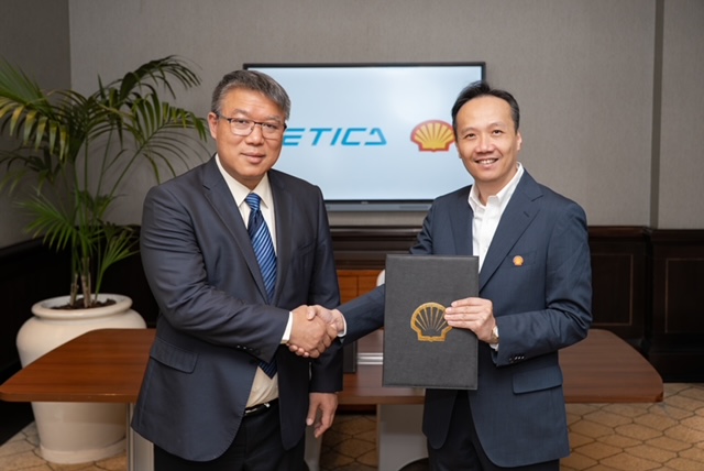 Gavin Wang (left), Chairman, ETICA Battery with Jason Wong (right), EVP Global Lubricants, Shell