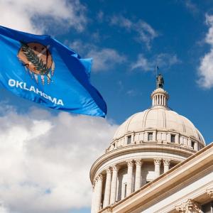 photo of Oklahoma state flag and capitol