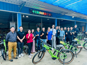Four representatives from IDEAL, REXON, ATrack, and ACER MPS stand beside the new smart e-MTB, showing the bike’s mid-drive motor, battery system, and connected IoT feature