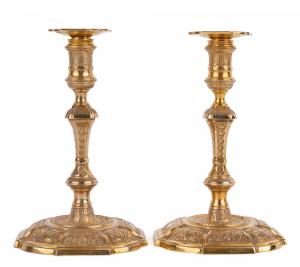 Pair of 9k gold shabbat candlesticks by the renowned British silversmith Richard Comyns, with bobeches, retailed by Asprey & Company Ltd. (London). Estimate: $15,000-$30,000.