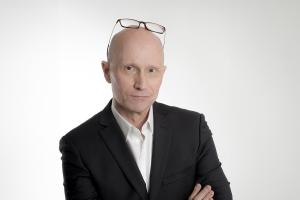 Business expert Perry Offer discussing strategies for optimizing operations during a seminar.