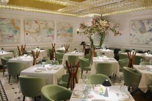 Cenas gourmet servidas en un restaurante en Polanco durante una experiencia nocturna.