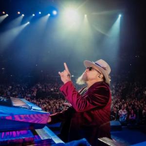 Peter Keys on stage with Lynyrd Skynyrd