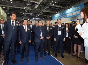 Invited high officials touring the showfloor