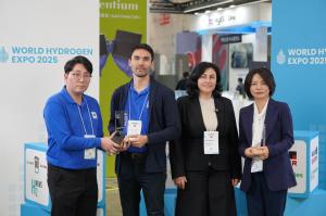 RenewablesNow, represented by Editor in Chief Anna Vasileva (2nd from the right), selected Hylium Industries. INC and Hyundai Motor Group.