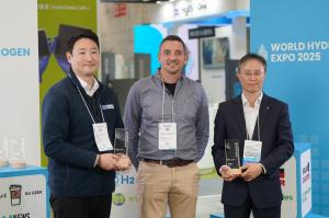 H2 Mobile (France), represented by Editor in Chief Michael Torregrossa (middle), picked HD HYUNDAI INFRACORE and ILJIN HYSOLUS