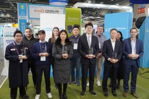Global media journalists from five countries pose for a group photo with companies selected for the “H2 MEET Global Media Pick” Awards
