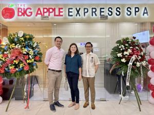 Marikina Riverbanks Mall franchisee Grace Rayos with Karlo Nisce, President and CEO, and Victor Fernando, Franchise Director, at the grand opening.