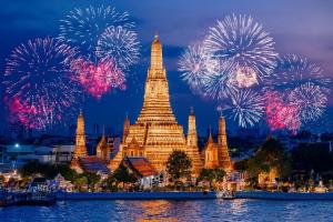 Fireworks over Bangkok during the New Year, reflecting peak travel season in Thailand as hands-free travel emerges as a key travel trend for visitors in 2026.