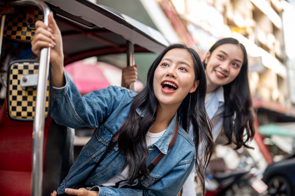 Travelers enjoying a city experience in Thailand without carrying luggage, illustrating the hands-free travel trend focused on convenience and mobility in 2026.
