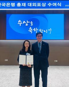 ▲Soo-young Park,  COO of MOIN, and Chang-yong Lee, Governor of the Bank of Korea