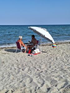 Paar genießt romantisches Frühstück direkt am Meer: Insider-Tipp, wohin zu jeder Reisezeit Lebenslust an authentischen Regionen getankt werden kann