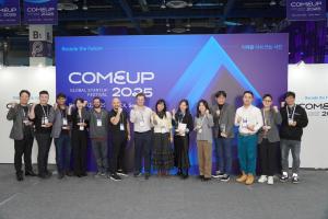 Overseas media journalists from four countries and representatives of award-winning companies pose for a commemorative photo at the ‘COMEUP Global Media Awards 2025’ held on Thursday, December 5, at the Networking Lounge in COEX Hall B.