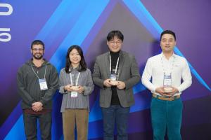 Jon Stone, Editor-in-Chief of Innovation & Tech Today (U.S.), poses for a commemorative photo with representatives of award-winning companies at the COMEUP Global Media Awards 2025.
