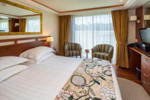 AmaDolce French balcony cabin