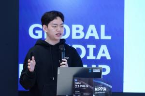  Mippia CTO Seonghyeon Go presents at the Global Media Meetup held on Friday, December 12, at MIK Basecamp in Seocho-gu, Seoul.