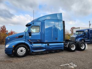 2020–2021 Peterbilt 579 sleeper truck used in High Road Capital’s performance-based ownership program