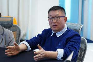 AJ2 CEO Gil Soo Jung answers to journalists from five countries at the Global Media Meetup.