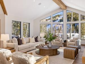 49 Elk Track Court Living Room