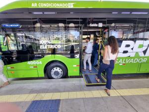 Passengers boarding an accessible and electric BRT Salvador bus.