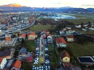ZONA parking udaljenost od aerodroma u Sarajevu