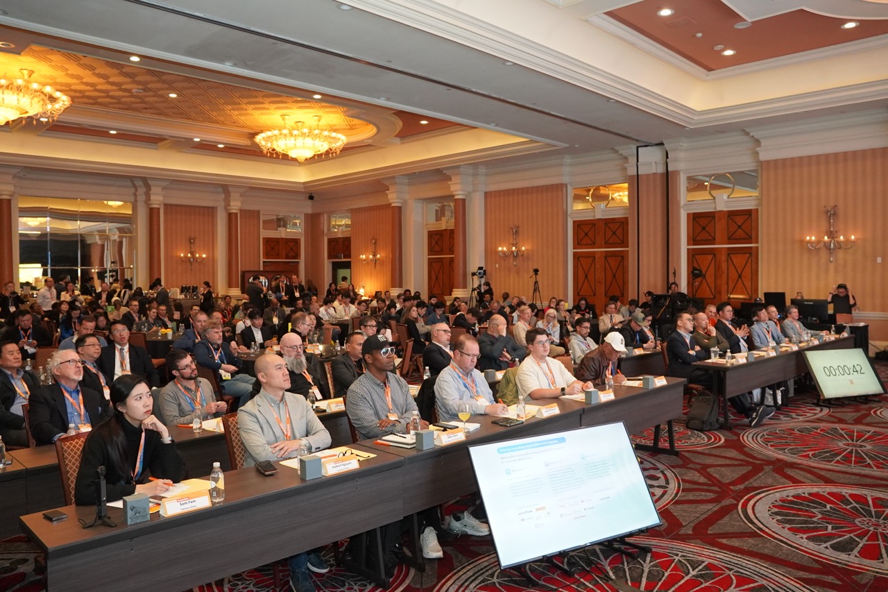 Judge panel consisting of media and VCs, and other guests of the Global Innovation Forum listen to the pitch from one of startups