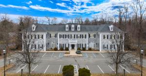 Rolling Hills Recovery Center building exterior where programs are praised by clients and public.