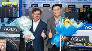 Representatives of Haier and Dien May Cho Lon take a commemorative photo