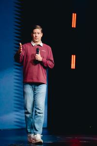 Rory Nicol speaking to a group of managers in Columbus, Ohio