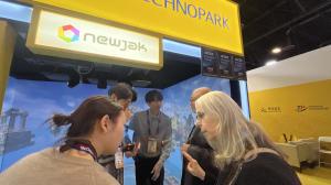 Visitors listen to explanations of NEWJAK’s XR platform and real-world use cases at the company’s booth within the Jeonnam Technopark pavilion at CES 2026.