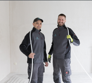 Beim Einbau einer nachträglichen Fußbodenheizung wird das Rohr mit 30 Jahren Garantie von Mitarbeitern von Nordwærme Fußbodenheizungen in Hannover/Niedersachsen verlegt.