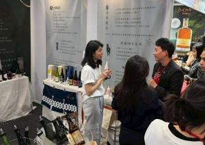 A lively scene of consumers, chefs, sommeliers, industry professionals, and creators exchanging ideas at the same table—reflecting how sake is evolving beyond traditional boundaries.