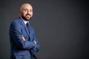 A professional portrait reflecting expertise, credibility and leadership in global macroeconomic analysis and financial markets.