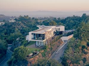 Bird’s-eye view of the 2423 Briarcrest Residence from the street, showing a modern hillside home overlooking Los Angeles. Copyright Fabrice Fouillet